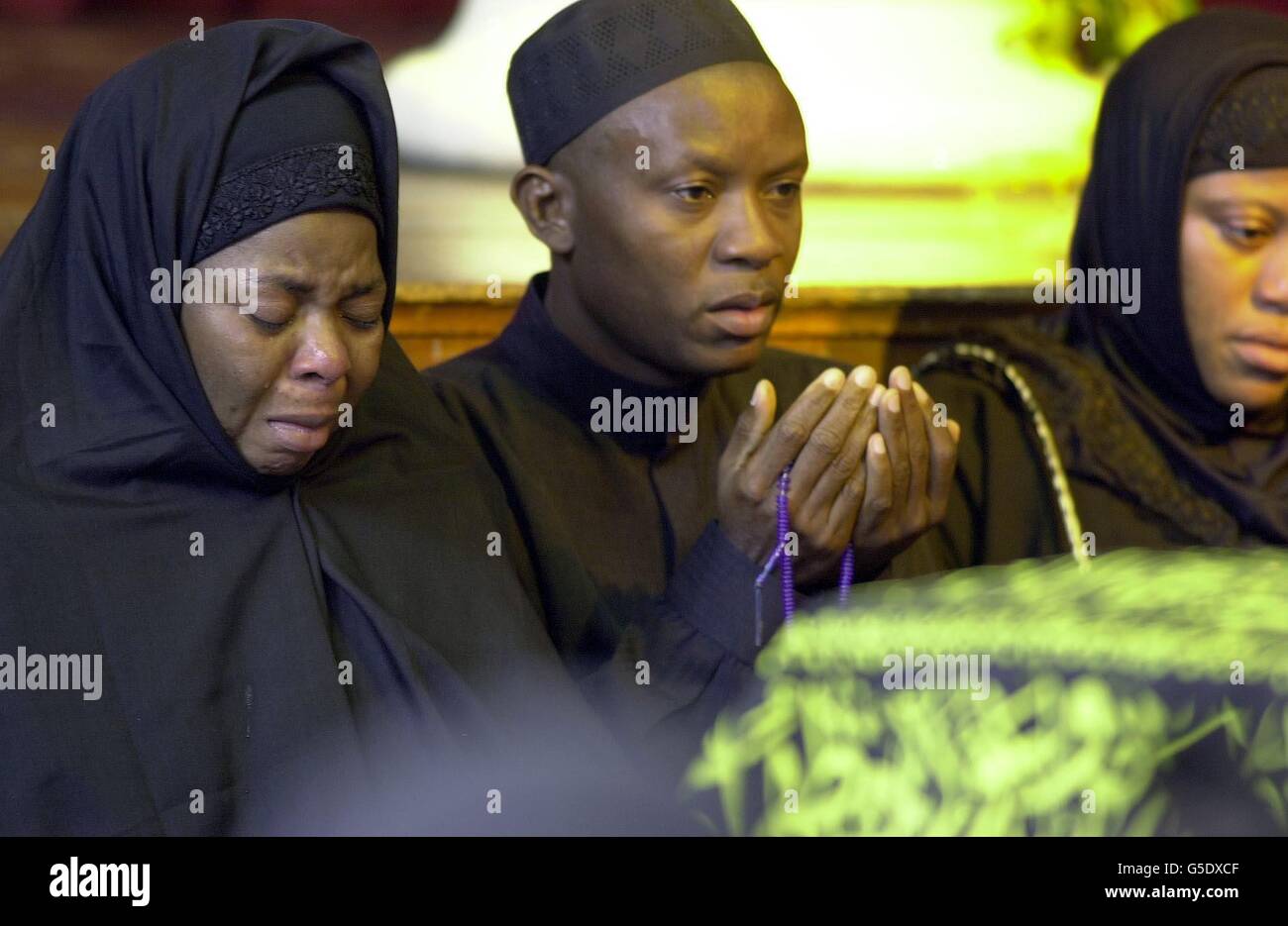 Genitori di Bummi Shagaya, madre Salimata (L) e padre Hamed, al servizio commemorativo per la loro figlia di 11 anni al municipio di Lambeth a Brixton, Londra. Il corpo di Bunmi è stato trovato galleggiando in canne in un lago a Cany-Barville, vicino a Dieppe. * tre giorni dopo è scomparsa. Era stata in un viaggio scolastico con altri 40 alunni e sei insegnanti della Hill Mead School, a Lambeth. Foto Stock