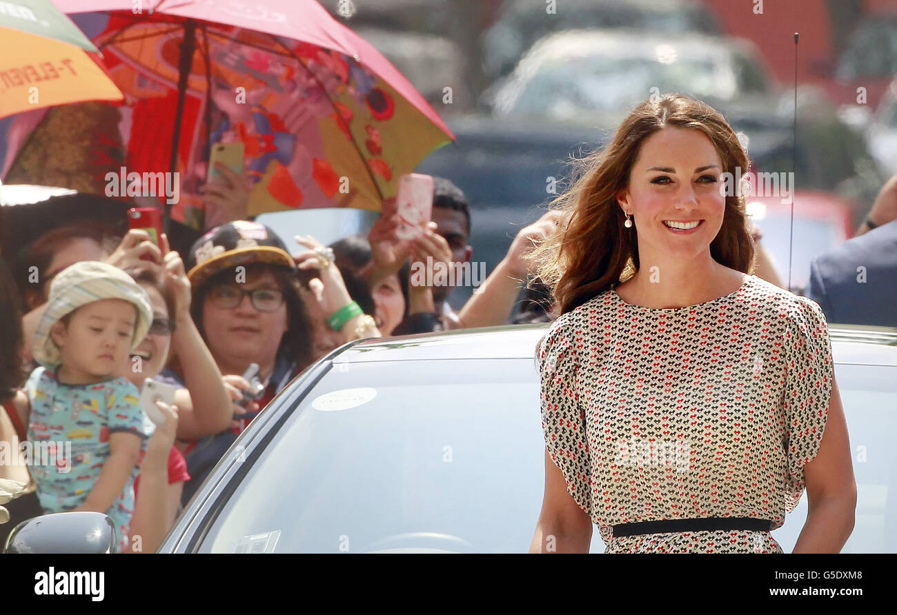 Il Duca e la Duchessa di Cambridge durante una visita a Strathmore Green, Queenstown Housing Estate a Singapore, come parte di un tour di nove giorni dell'Estremo Oriente e del Sud Pacifico, con il Duca di Cambridge, in onore del Giubileo dei Diamanti della Regina. Foto Stock