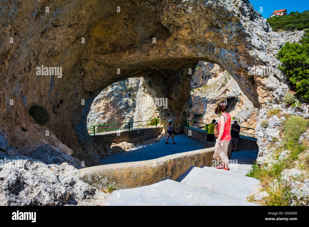 La finestra del diavolo, Ventano del Diablo, è una formazione naturale che forma una finestra doppia. Villalba de la Sierra, Cuenca Foto Stock