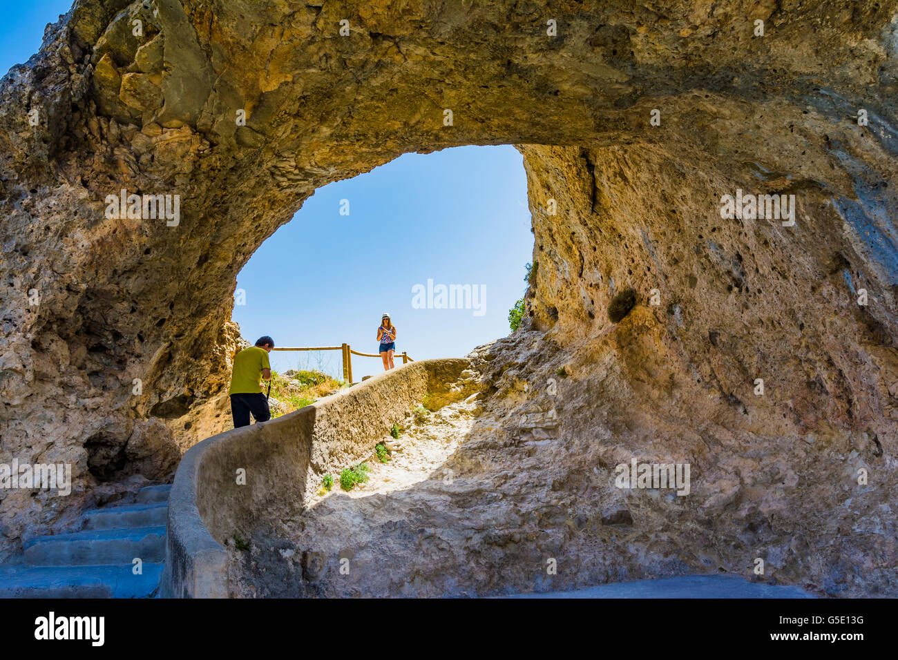 La finestra del diavolo, Ventano del Diablo, è una formazione naturale che forma una finestra doppia. Villalba de la Sierra, Cuenca Foto Stock