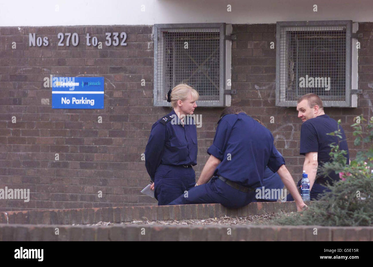 Polizia fuori dalla casa di Adelle Hamilton, 18, a Forest Hill, a sud-est di Londra, dove il suo corpo è stato trovato dal padre. La ragazza che lavorava come ballerina non era stata vista dal luglio 11 e si pensa che avrebbe potuto essere morta per qualche tempo. * UN esame post mortem non è stato conclusivo, anche se i patologi ritengono che la sua morte fosse coerente con l'asfissia. La polizia sta interrogando amici e collegi di Adelle per cercare di scoprire di più sulla sua morte. Foto Stock