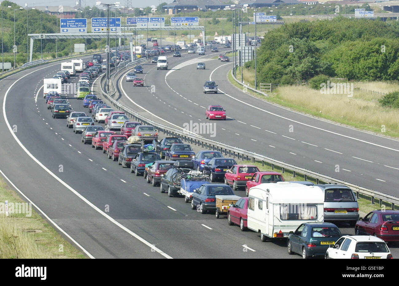Lento andare per i vacanzieri che viaggiano verso sud verso Devon e Cornovaglia sull'autostrada M5 come si avvicina il cambio con l'autostrada M4 vicino Bristol. In uno dei giorni più caldi dell'anno, migliaia di persone sono state catturate in ritardi stradali. *come la fuga è iniziata, con AA Roadwatch che riporta un ritorno di 30 miglia sulla M5 vicino Bristol. Foto Stock