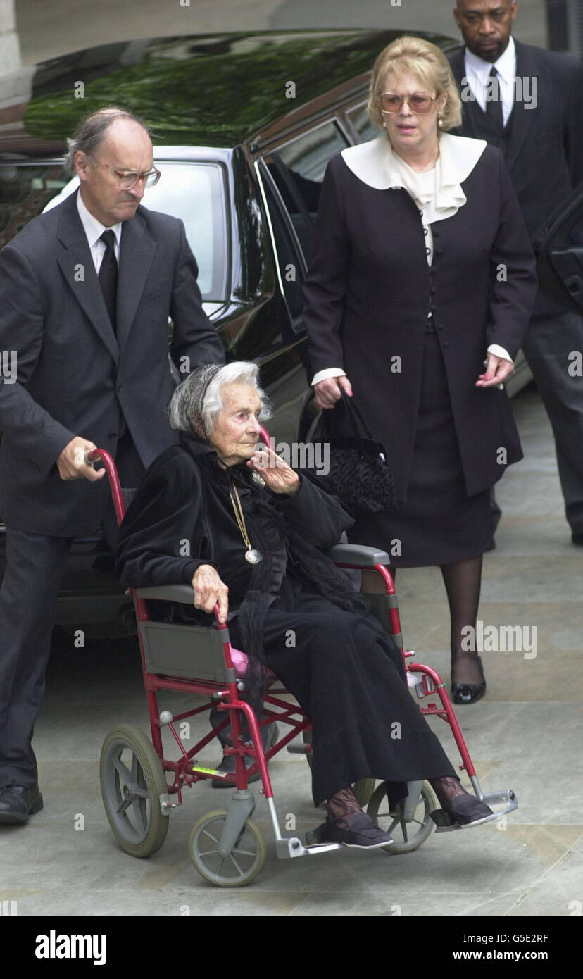 La scrittrice prolifica Elizabeth Harman, moglie di Lord Longford ed è accompagnata da Lady Antonia Fraser (R). I funerali di Lord Longford si tennero nella Cattedrale di Westminster nel centro di Londra. * Lord Longford nato Francis Aungier Pakenham, il 7° Conte di Longford, morì all'età di 95 anni. Ha attirato critiche per la sua lunga lotta a favore di Moors Murderer Hindley, ma ha fatto una campagna su una serie di altre questioni. 23/10/02 Lady Longford morì pacificamente a casa di 96 anni. Foto Stock