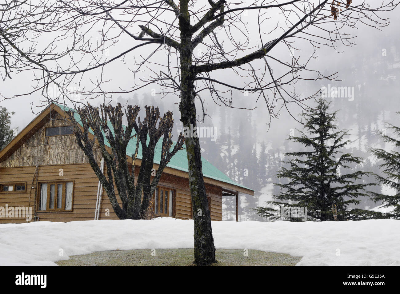 Snow clad case e strade di Gulmarg, Jammu e Kashmir in India. Foto Stock