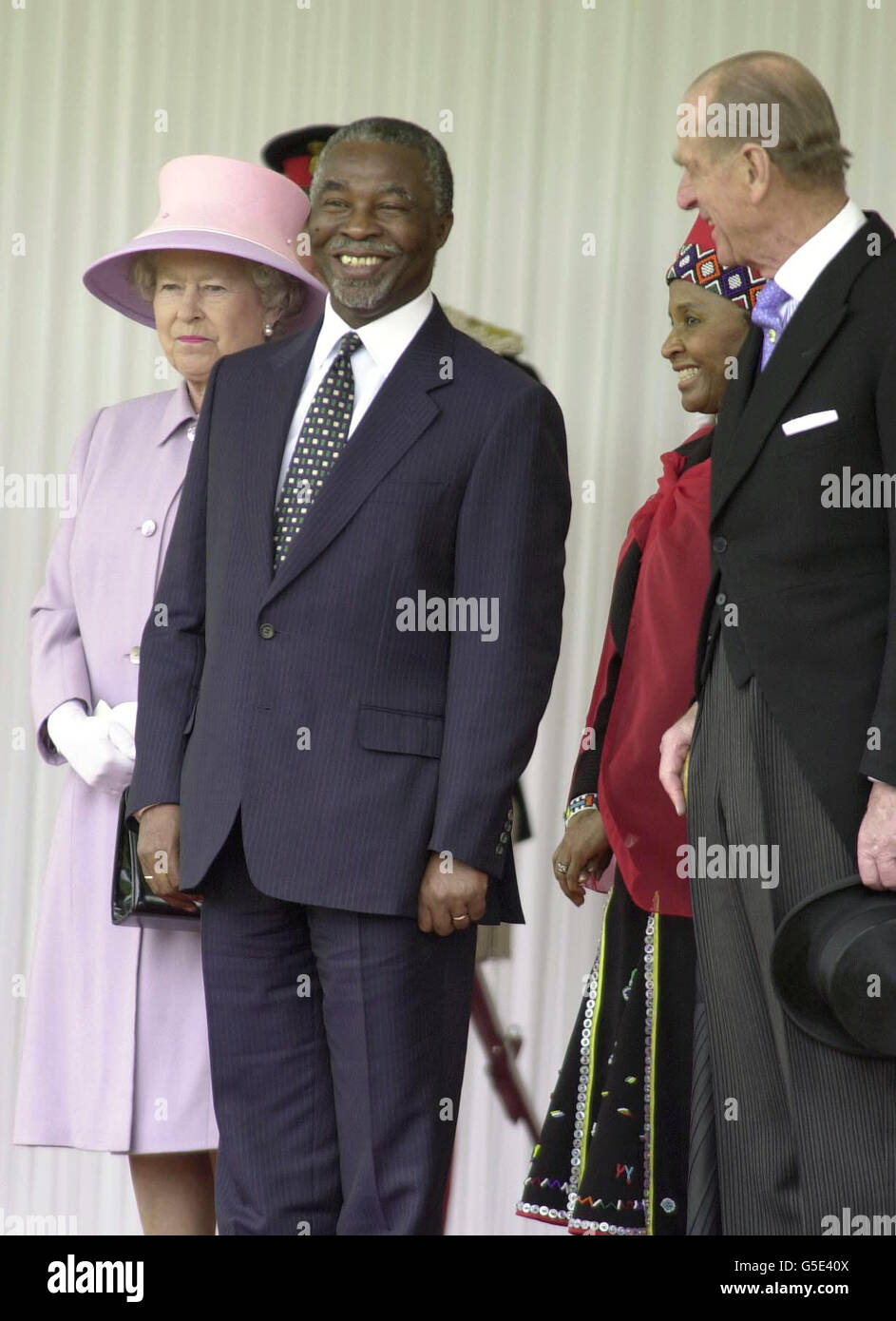 A fianco si trova la regina Elisabetta II, il presidente del Sudafrica Mbeki e con la moglie Zanele Mbeki a destra si erge il duca di Edimburgo, a Windsor Home Park. Il Presidente è arrivato in Gran Bretagna per una visita di Stato di tre giorni. Foto Stock