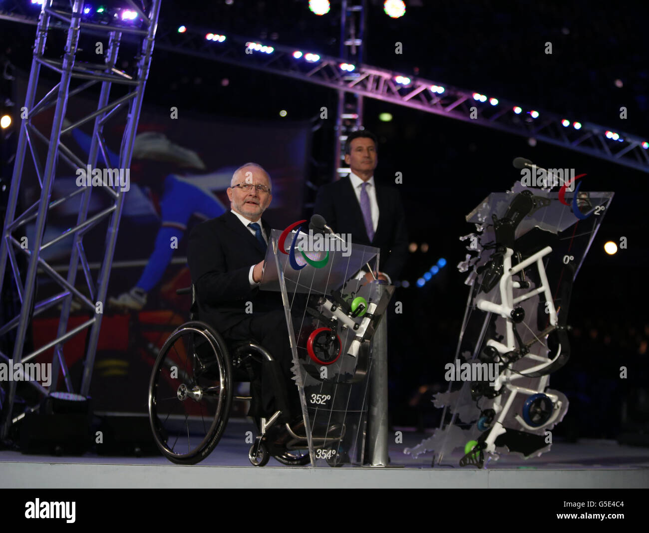 Il presidente dell'IPC Sir Philip Craven (a sinistra) e il presidente del LOCOG Sebastian Coe durante la cerimonia di apertura dei Giochi Paralimpici di Londra 2012 allo Stadio Olimpico di Londra. Foto Stock