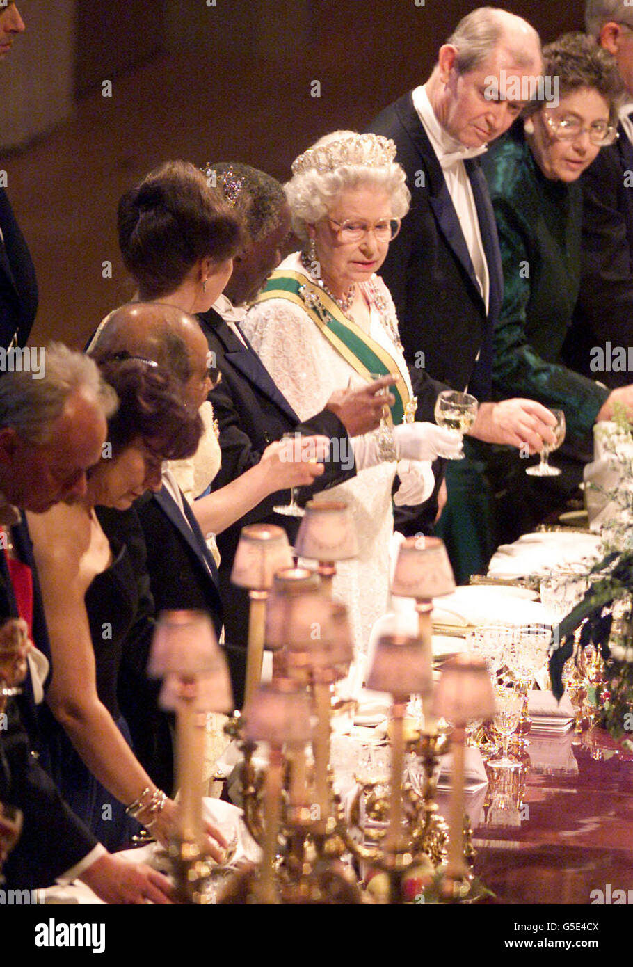 La Regina Elisabetta II (terza a destra) accoglie il presidente sudafricano Thabo Mbeki (quarta a destra) in un banchetto di stato nella St George's Hall a Windsor Castle, Berkshire, durante la sua visita di stato in Gran Bretagna. * il presidente e sua moglie sono in viaggio di quattro giorni che includerà visite a Londra e Scozia, dove si rivolgerà al Parlamento scozzese. Foto Stock