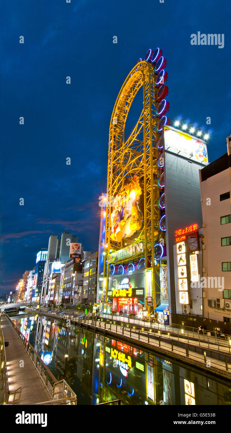 Strada urbana di scena a notte, quartiere Dotonbori, Minami, Osaka, Giappone, Asia Foto Stock