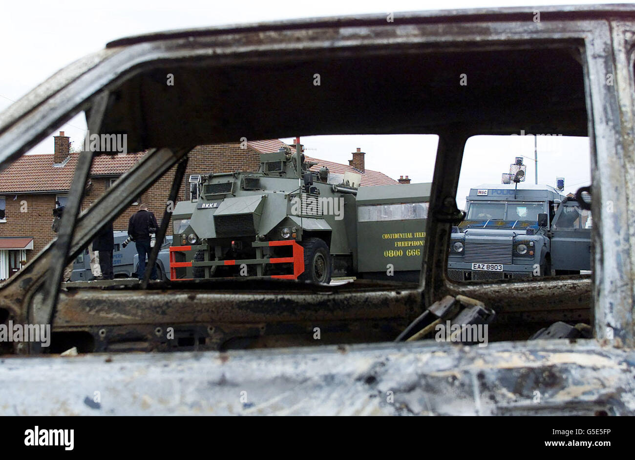 I resti di un'auto bruciata, sulla Ardoyne Road, Belfast Nord, dopo una seconda notte di saccheggio 2001. Circa 50 bombe a benzina, bombe a vernice e pesanti attacchi missilistici sono stati lanciati presso la polizia di Riot. * ..ha preso parte all'area di Ardoyne, che è stata l'obiettivo di gran parte dei problemi. Foto Stock