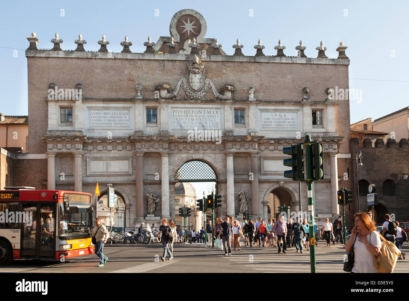 Porta nord ingresso a Roma a Piazza del Popolo, Roma, Lazio, l'Italia, Europa Foto Stock