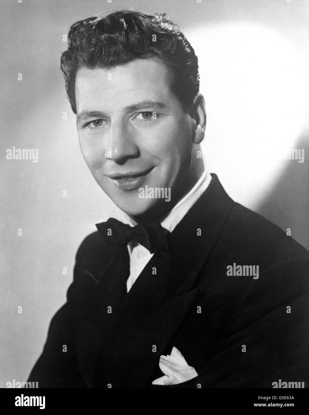 Il comico nato a Londra Max Bygraves, che si è fatto un nome nel programma della BBC "Educating Archie". Qui, nel 1951, prima di andare in America a star con Judy Garland in varietà al Palace Theatre, New York. La coppia canterà la canzone 'Un paio di swells', che Judy ha cantato con Fred Astaire nel film 'Easter Parade'. Foto Stock