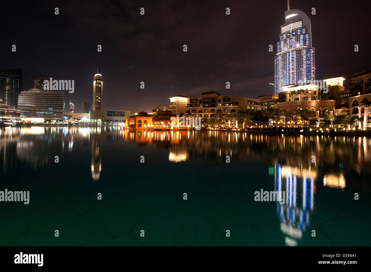 Fontana di Dubai Lake e 'l'indirizzo " hotel di lusso di notte, Dubai, Emirati Arabi Uniti, Medio Oriente Foto Stock