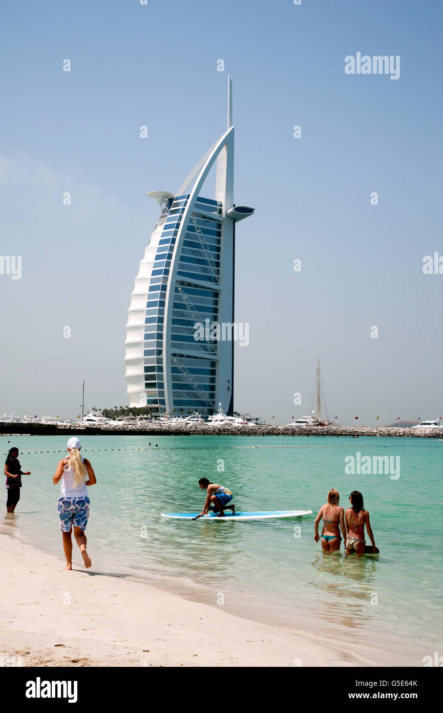 Burj Al Arab Hotel di lusso sulla spiaggia di Jumeirah, Dubai, Emirati Arabi Uniti, Medio Oriente Foto Stock