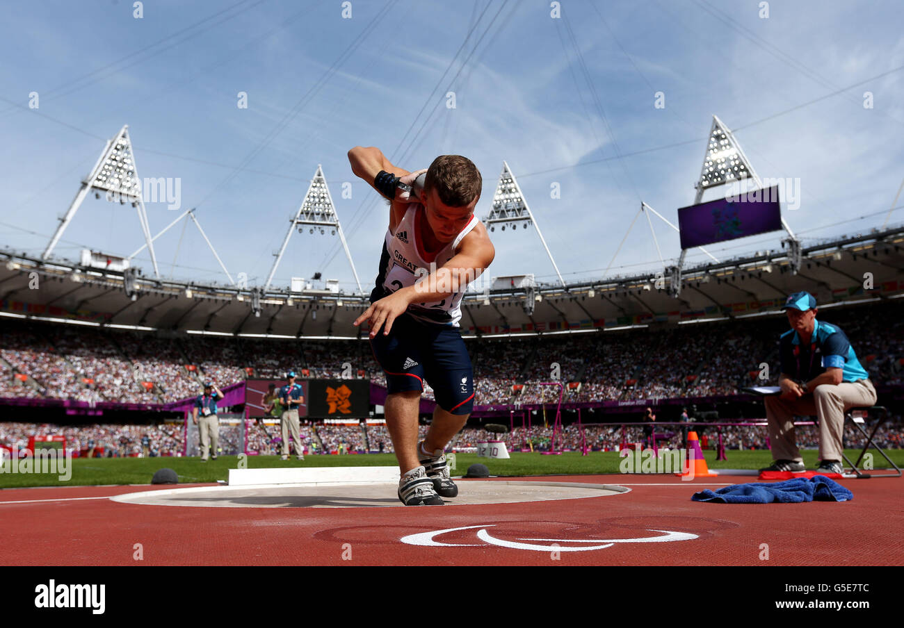 Il duca Kyron della Gran Bretagna durante il Men's Shot ha messo la categoria F40 nello Stadio Olimpico. Foto Stock