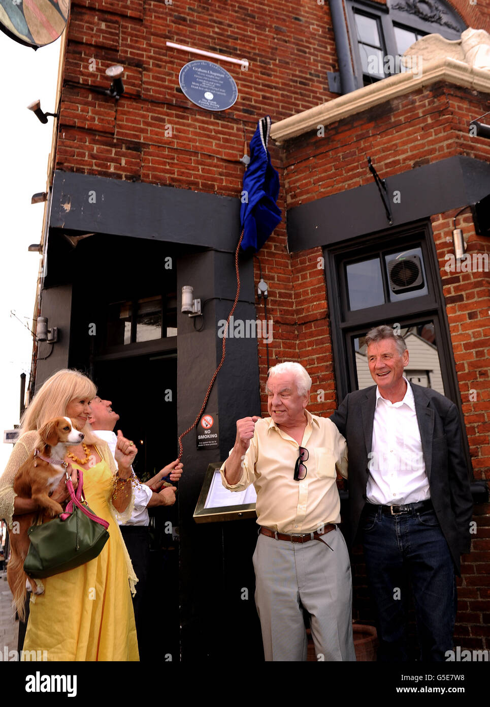Terry Jones (seconda a sinistra) e Michael Palin (a destra), accanto a Barry Cryer e l'attrice Carol Cleveland (a sinistra) assistono all'inaugurazione di una targa della società commedia britannica fuori dall'Angel Inn di Highgate, Londra, dedicata all'ex star di Monty Python Graham Chapman. Foto Stock