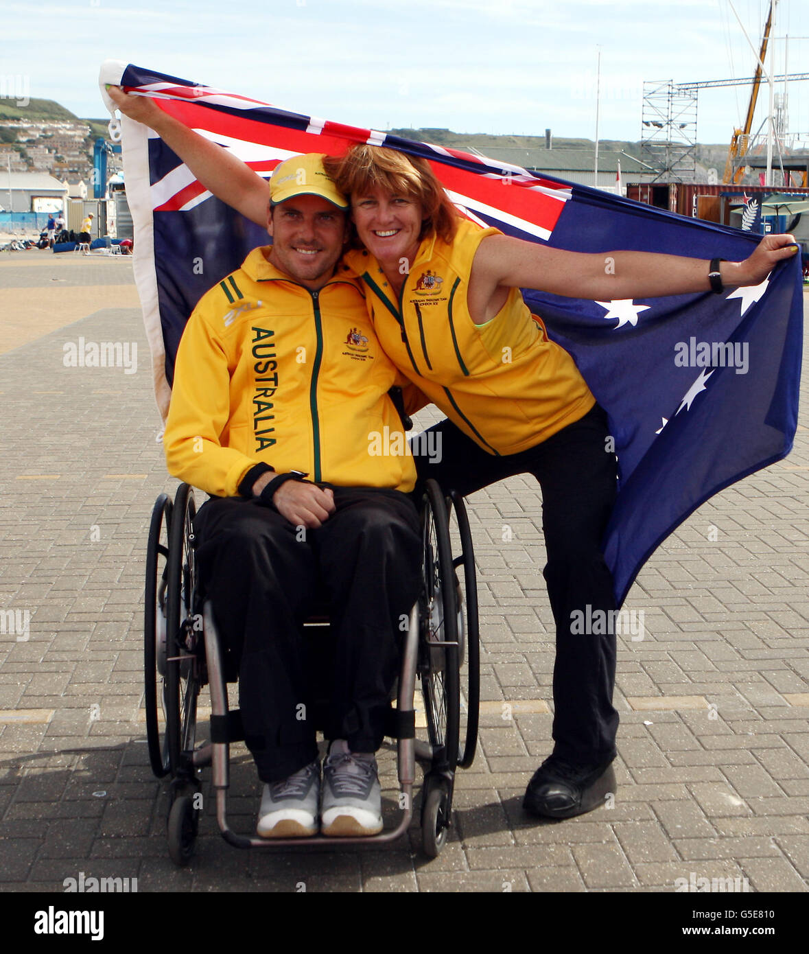 L'equipaggio australiano di Skud Daniel Fitzgibbon e Liesl Tesch celebrano oggi la loro medaglia d'oro al Sailing Venue di Weymouth e Portland. Foto Stock