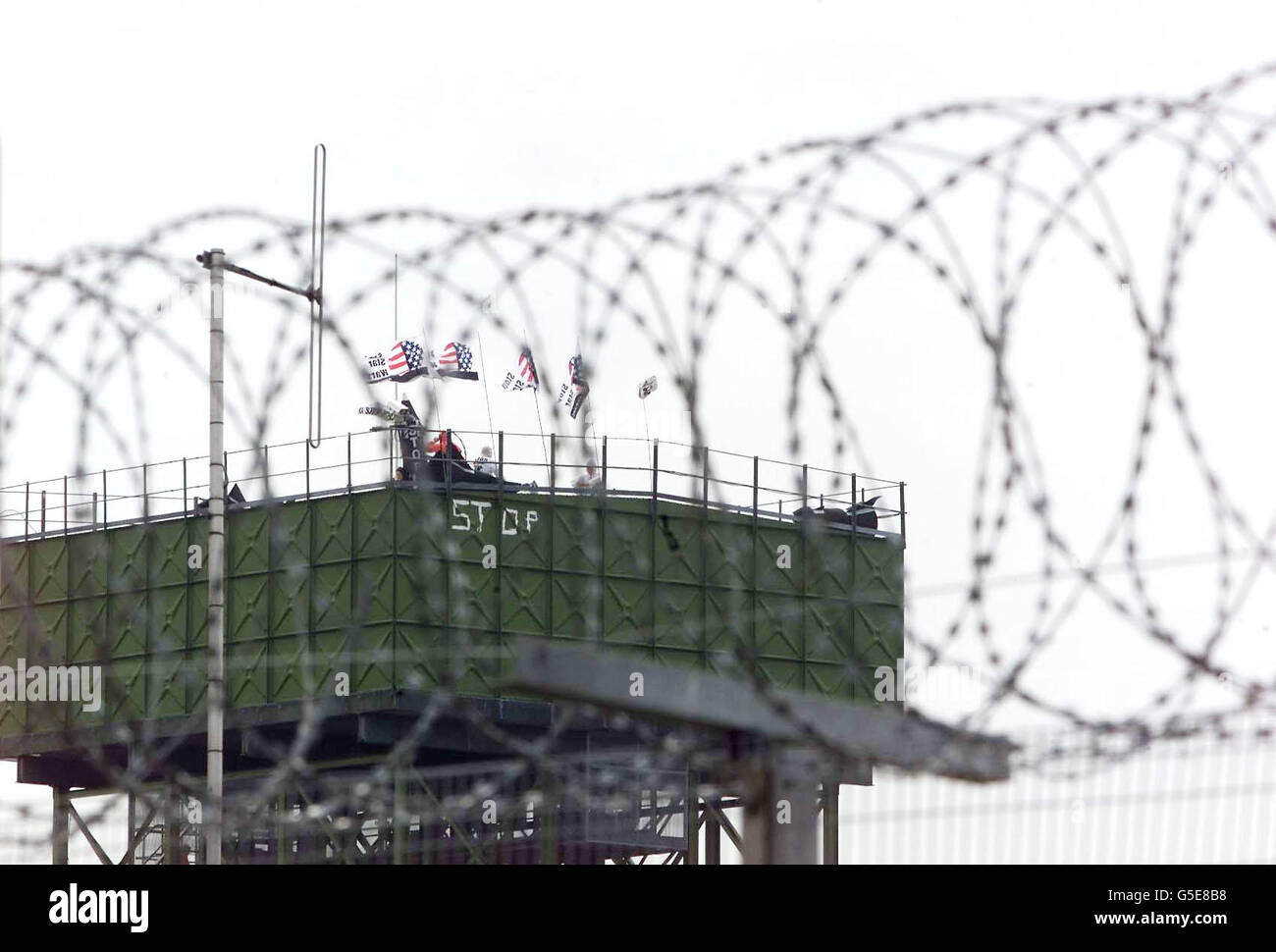 Alcuni degli oltre 100 manifestanti della pace che hanno fatto irruzione nel principale sito di difesa britannico Menwith Hill base vicino Harrogate hanno mostrato di occupare la base interna della Water Tower. *... Greenpeace ha detto che i suoi attivisti sono entrati nella base spia alle 5 del mattino per protestare contro i piani degli Stati Uniti di usarlo come parte del suo programma nazionale di difesa missilistica Son of Star Wars. La polizia dello Yorkshire del Nord ha confermato che stavano partecipando ad un incidente alla base ma ha detto che non potrebbero dare ulteriori dettagli. Greenpeace ha detto che tre gruppi di manifestanti stavano occupando tre aree all'interno del sito ad alta sicurezza. Ha rivendicato un gruppo di 50 attivisti, Foto Stock