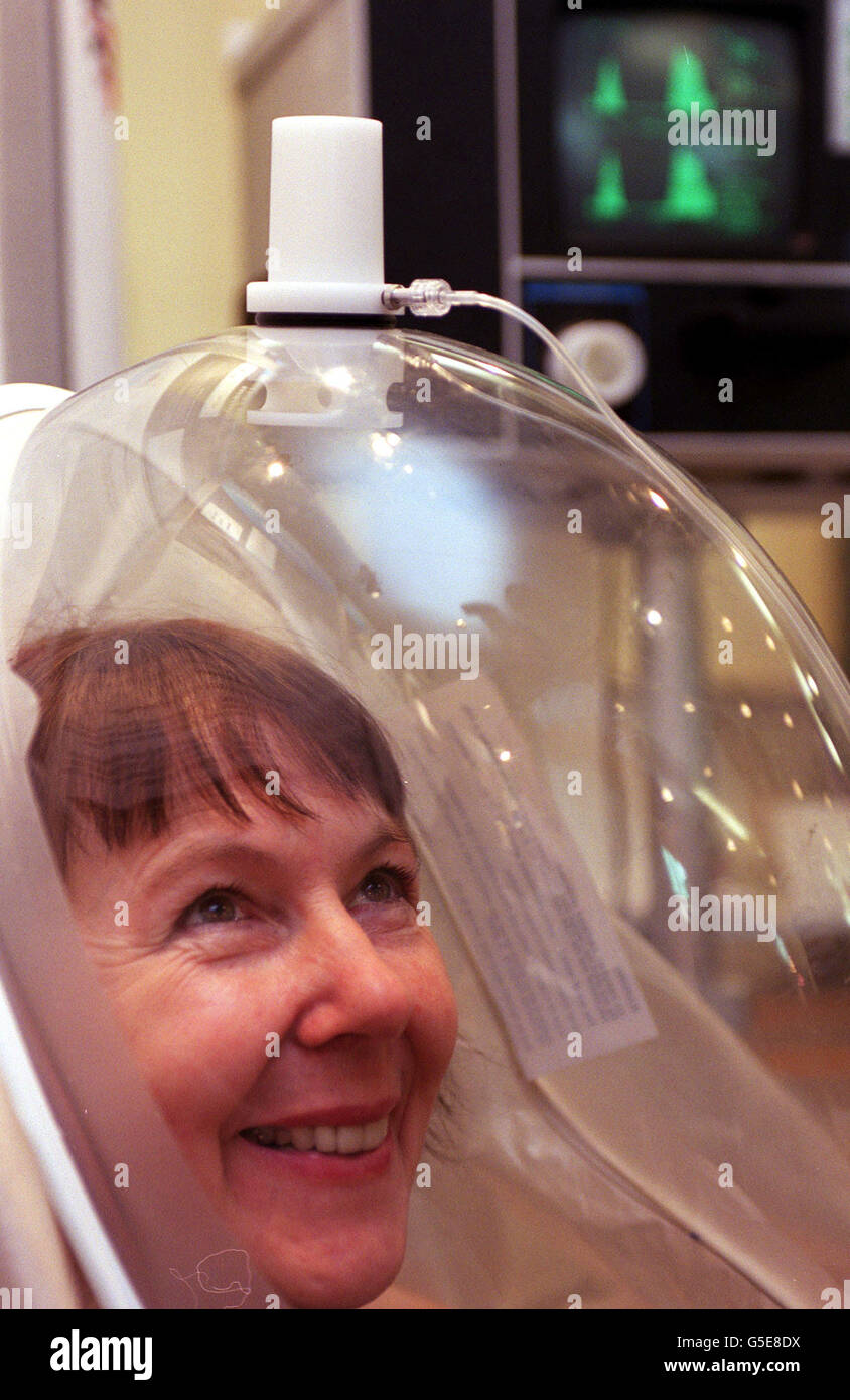 Prof. Jennifer Ashcroft FRS in un respirometro, una macchina che misura quanta energia si brucia in uno stato di riposo - il vostro tasso metabolico basale - nel perché otteniamo grasso? Sezione del Royal Society Summer Science Exhibition Summer 2001, a Londra. Foto Stock