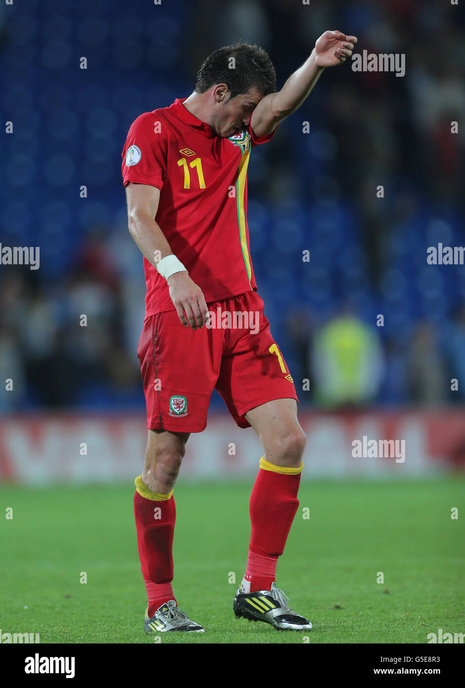 Gareth Bale del Galles mostra il suo rifiuto dopo la sconfitta domestica del 2-0 contro il Belgio durante la partita di qualificazione della Coppa del mondo FIFA 2014 al Cardiff City Stadium. Foto Stock