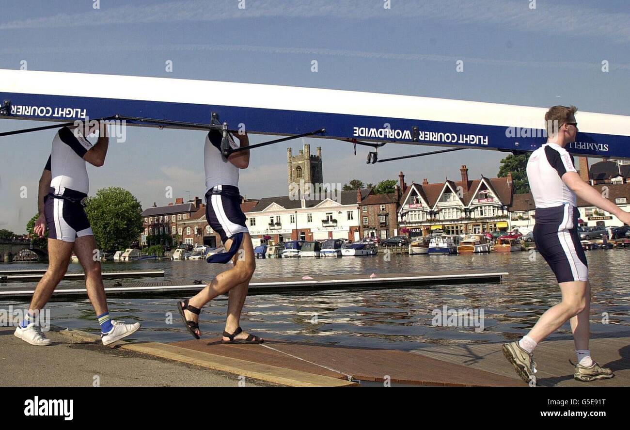 Il team del London Rowing Club porta la propria barca in acqua la mattina presto al primo giorno della Henley Royal Regatta a Henley on Thames nell'Oxfordshire *...migliaia di spettatori erano attesi per allineare le rive del Tamigi per i cinque giorni di competizione per guardare i vogatori eccezionali Come Sir Steven Redgrave, cinque volte vincitore della medaglia d'oro olimpica. La Regata è aperta fino alla domenica. Vedi la storia della Pennsylvania SOCIALE Regatta. PA Foto: Kirsty Wigglesworth Foto Stock