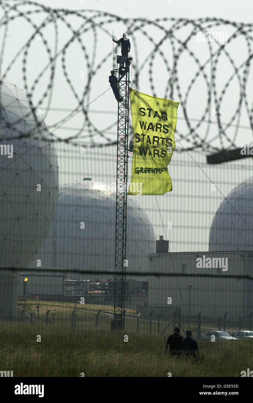 Attivisti di Greenpeace in cima a una torre di comunicazione presso la base di Menwith Hill, vicino Harrogate, dopo che si sono rotti nella base per il secondo giorno di corsa. Un totale di sette attivisti sono riusciti a 'reinvadere' il sito oggi. *il Ministero della Difesa ha rifiutato di commentare la facilità con cui ieri più di cento sostenitori di Greenpeace hanno violato la sicurezza, ma ha confermato che sono stati fatti quattro arresti. Foto Stock