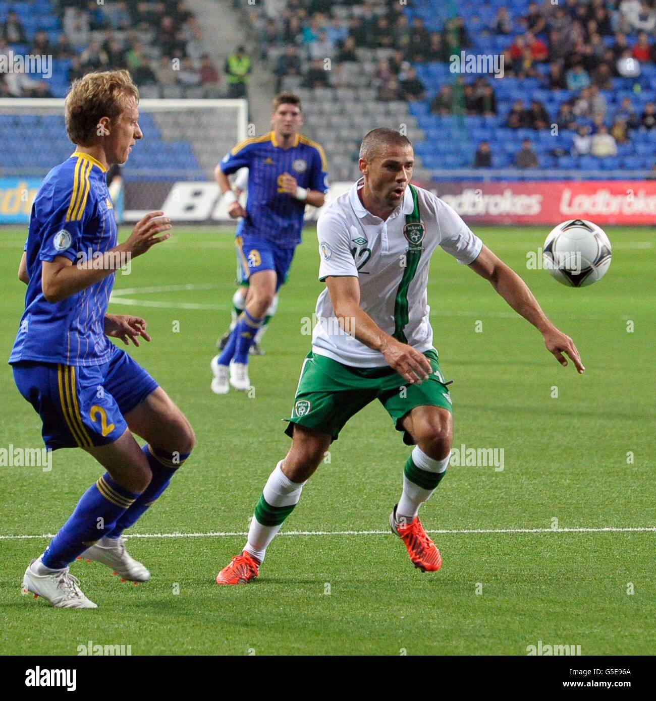 Calcio - Coppa del mondo FIFA 2014 - qualificatore - Gruppo C - Kazakhstan / Repubblica d'Irlanda - Astana Arena. Jonathan Walters (a destra) controlla la palla durante la partita di qualificazione della Coppa del mondo FIFA 2014 presso l'Astana Arena di Astana. Foto Stock