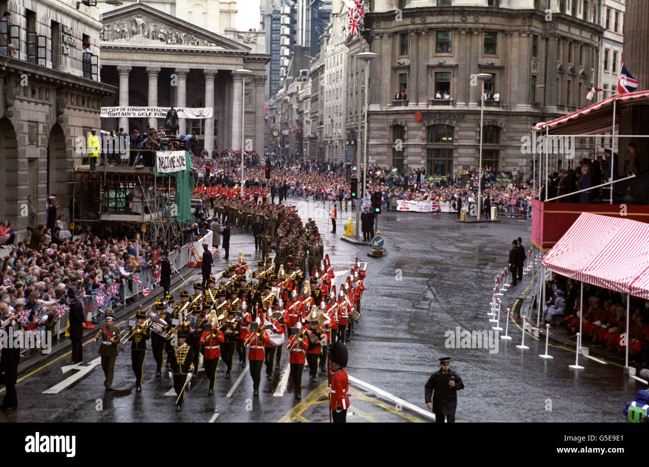 Una sezione della Gulf War Victory Parade, che include una banda di cavalleria, passa di fronte alla Guildhall (a destra) nella città di Londra. Foto Stock