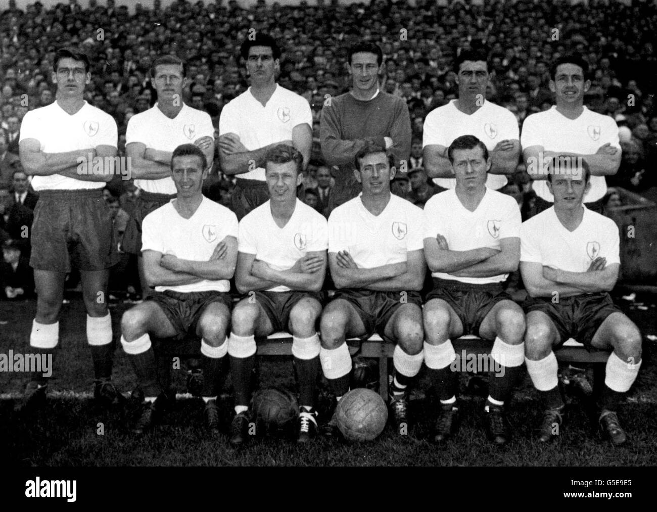 Un colpo di gruppo della squadra di calcio Tottenham Hotspur nel 1960. L-R (fila posteriore): Ron Henry, Peter Baker, Maurice Norman, Bill Brown, Bobby Smith e Dave Mackay, (prima fila) Cliff Jones, John White, Danny Blanchflower (capitano), Les Allen e Terry Dyson. Foto Stock