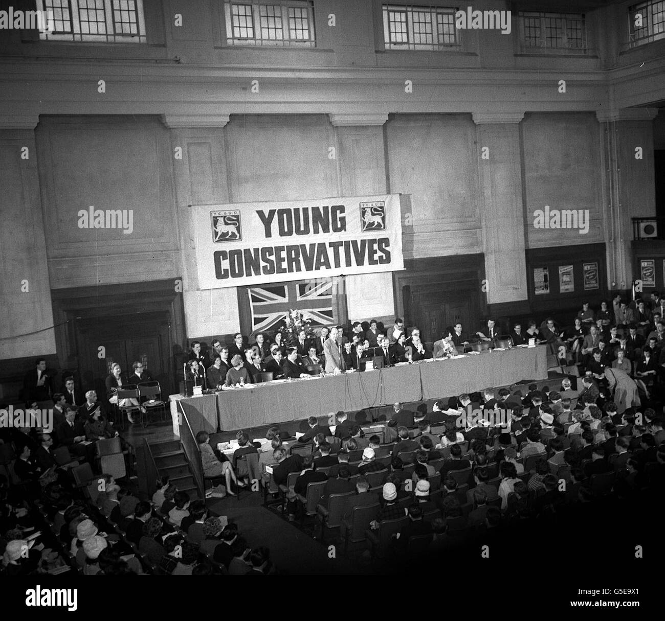 Il Segretario coloniale Iain Macleod, il cui piano costituzionale della Rhodesia settentrionale ha incontrato l'opposizione quando è stato annunciato, parla all'apertura della Conferenza nazionale dei giovani conservatori, alla Friends Meeting House di Euston Road, Londra. Foto Stock