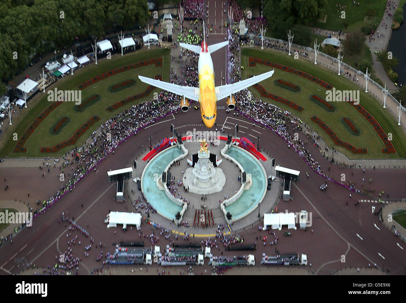 Un aeromobile della British Airways Airbus sorvola il Queen Victoria Memorial a Buckingham Palace durante la London 2012 Victory Parade per gli atleti del Team GB e Paralimpic GB a Londra. Foto Stock