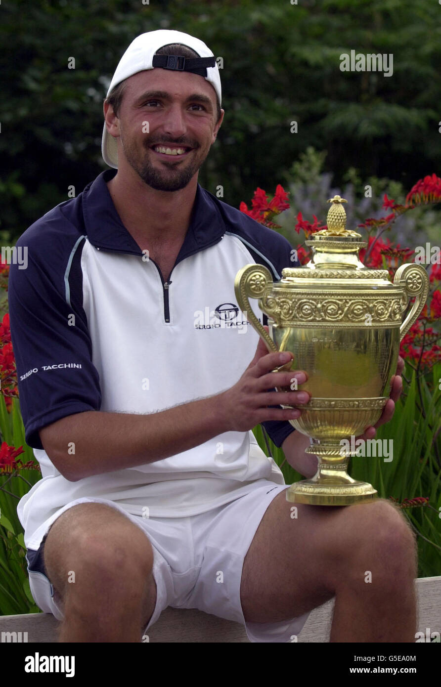 Goran Ivanisevic della Croazia festeggia con suo padre Srdjan e il trofeo dopo aver battuto il Pat Rafter australiano durante la finale maschile dei Campionati di tennis al prato 2001 a Wimbledon, Londra. Ivanisevic ha vinto 6-3, 3-6, 6-3, 2-6, 9-7 . Foto Stock