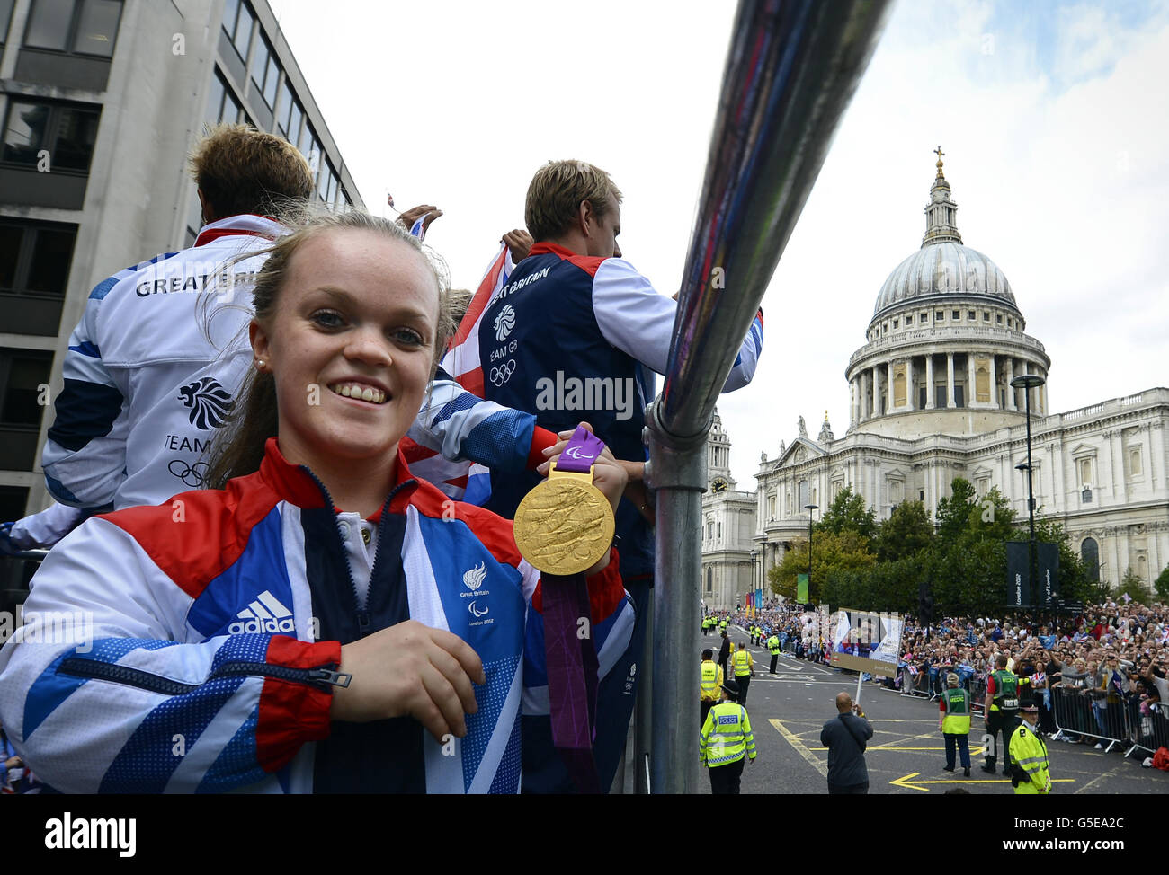Ellie Simmonds, nuotatore paralimpico britannico, si è riunito fuori dalla cattedrale di St. Paul durante una parata che celebra gli atleti britannici che hanno partecipato ai Giochi Olimpici e Paralimpici di Londra del 2012 nel centro di Londra il 10 settembre 2012. La Gran Bretagna stava facendo un affettuoso addio a un'estate d'oro di sport olimpici e paraolimpici con una sfilata di vittoria degli atleti attraverso Londra che finiva a Buckingham Palace. Foto Stock