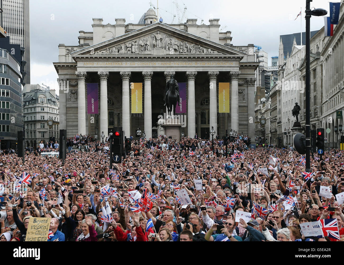 Migliaia di persone si allineano per le strade durante la London 2012 Victory Parade per gli atleti del Team GB e Paralimpic GB a Londra. Foto Stock