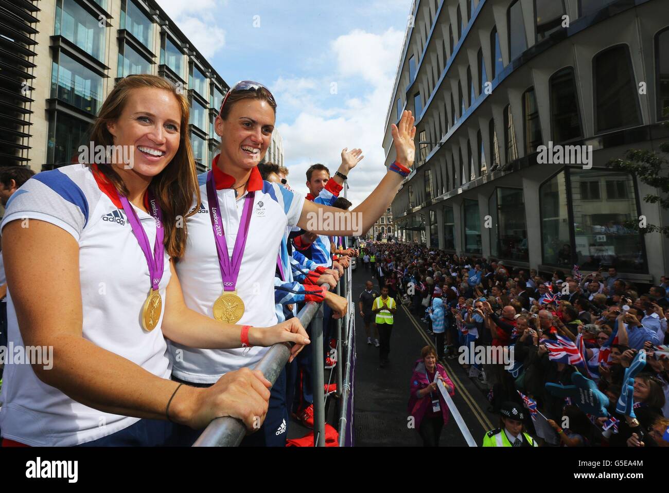 Coppia di donne, medaglia d'oro di canottaggio Helen Glover (a sinistra) e Heather Stanning durante la London 2012 Victory Parade per gli atleti del Team GB e Paralimpic GB a Londra. Foto Stock