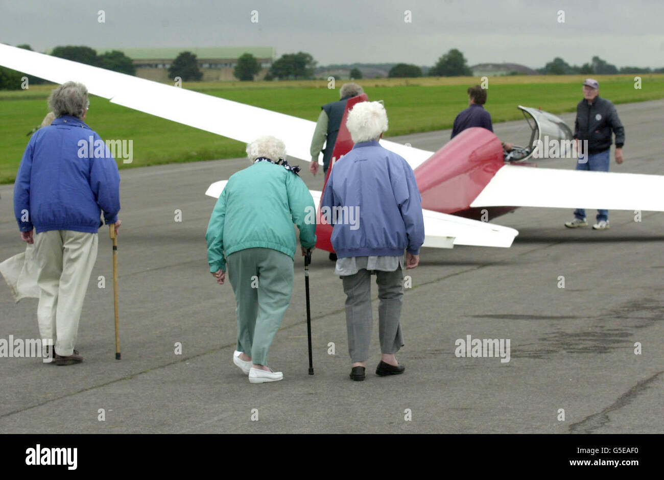 Prendendo in aria i pensionati Gloucester con la passione per gli sport più temerari, che hanno creato il proprio club di deltaplano chiamato i Nonagenariani in volo, arrivano al Cotswold Gliding Club, dove hanno preso il cielo. Foto Stock