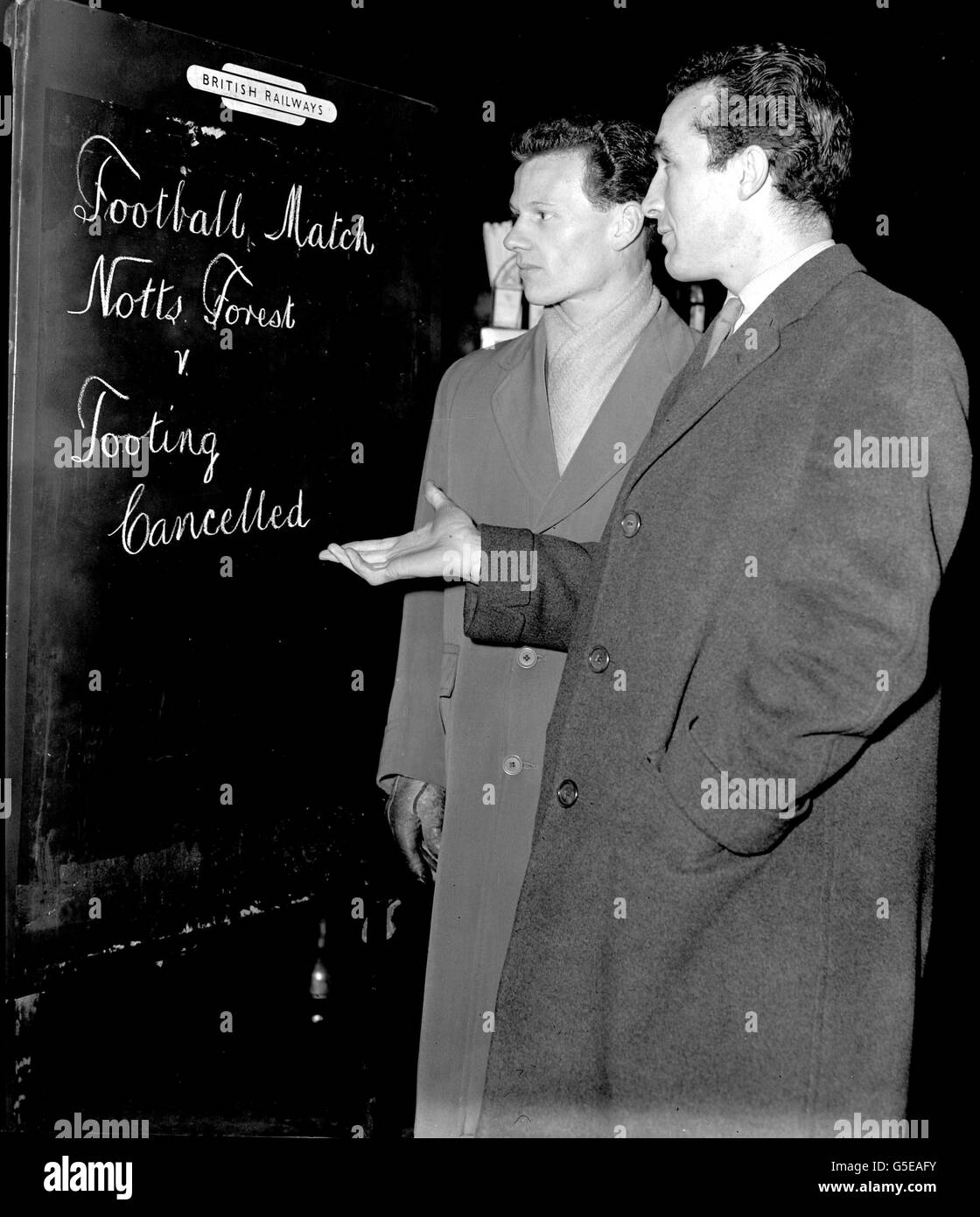 Ted Murphy (a sinistra) e Brian Bennett del team Tooting and Mitcham United hanno letto l'avviso alla St.Pancras Station, Londra, annunciando che il terzo round del club amatoriale fa Cup replay con Nottingham Forest a Nottingham è stato annullato. Il team ha intenzione di viaggiare a Nottingham con il treno delle 9.15:00. 14 gennaio 1959. Foto Stock Ted Murphy (a sinistra) e Brian Bennett del team Tooting and Mitcham United hanno letto l'avviso alla St.Pancras Station, Londra, annunciando che il terzo round del club amatoriale fa Cup replay con Nottingham Forest a Nottingham è stato annullato. Il team ha intenzione di viaggiare a Nottingham con il treno delle 9.15:00. 14 gennaio 1959. Foto Stock
