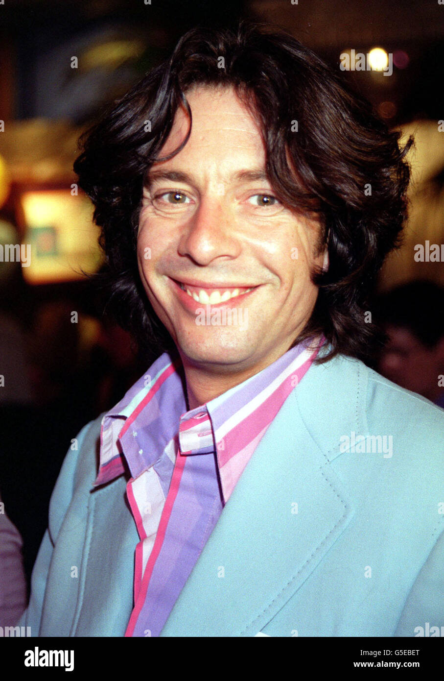 Cambianti sale Interior designer Laurence Llewelyn Bowen durante un evento di raccolta fondi a favore di Cancer & Leukeamia in Childhood al Planet Hollywood di Londra. * 17/01/02: TV design e guru del gusto Laurence Llewellyn-Bowen che è stato ordinato di rimuovere due finestre sul tetto dalla sua casa in un pittoresco villaggio di pescatori. Foto Stock