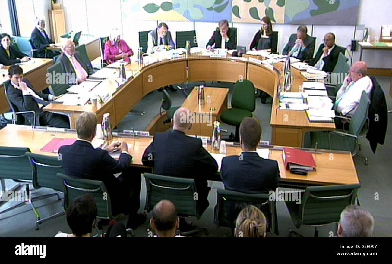 Il segretario agli Esteri William Hague fornisce prove alla commissione per gli affari esteri della Camera dei Comuni di Londra, dopo che il segretario alla Difesa Philip Hammond ha insistito che non vi è stato alcun cambiamento nella politica del governo in Afghanistan nonostante l'annuncio che le forze NATO stanno ridimensionando le operazioni congiunte con le forze afghane. Foto Stock