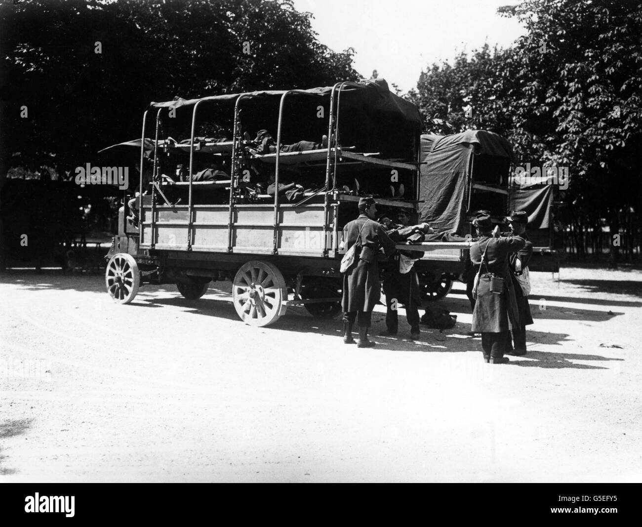 La Prima guerra mondiale - militare francese Ambulanza Foto Stock