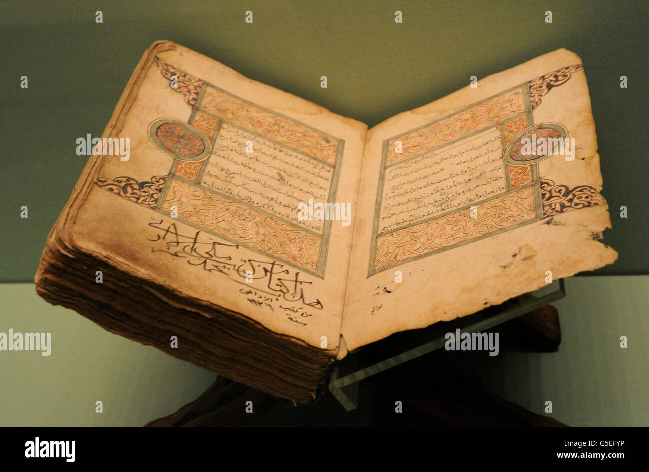 Abu-l-Ma'ali'Azizi Ibn Abd al-malik Shaizala (d. 1110, Bagdad). La brillantezza dei cuori" la luce nella raccolta di misteri dell'amante e amato. Manoscritto, 207 foglie. Copiate in Zirihgeran nel 954 Anno di Hijra /1547-1548 per il calligrafo Ahmad denominata " al-Kadi'. L'inchiostro di china e vernici su carta. Lo stato Museo Hermitage. San Pietroburgo. La Russia. Foto Stock