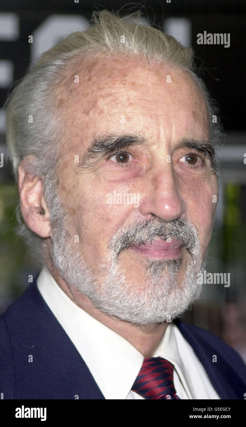 L'attore Christopher Lee arriva per la prima del nuovo film Planet of the Apes all'Odeon Leicester Square di Londra. Foto Stock