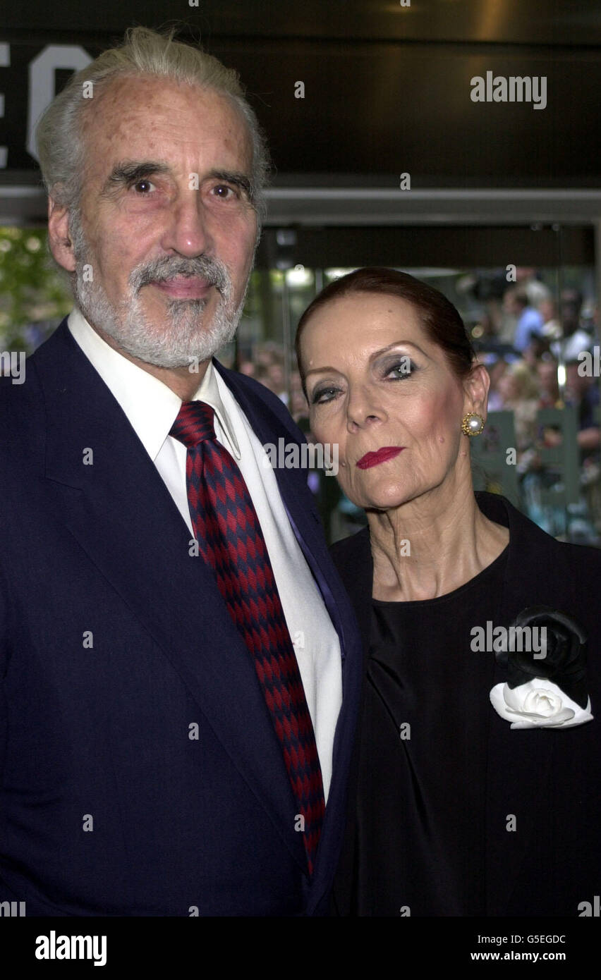 L'attore Christopher Lee con la moglie Birgitte arriva per la prima di Planet of the Apes all'Odeon Leicester Square di Londra. Foto Stock