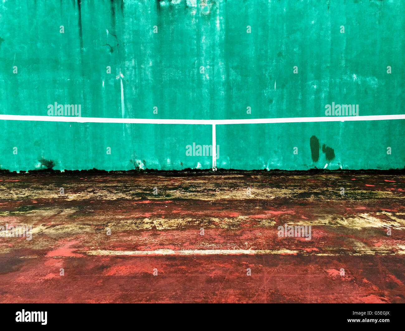 Dettaglio della vecchia pratica di tennis di sfondo a parete Foto Stock