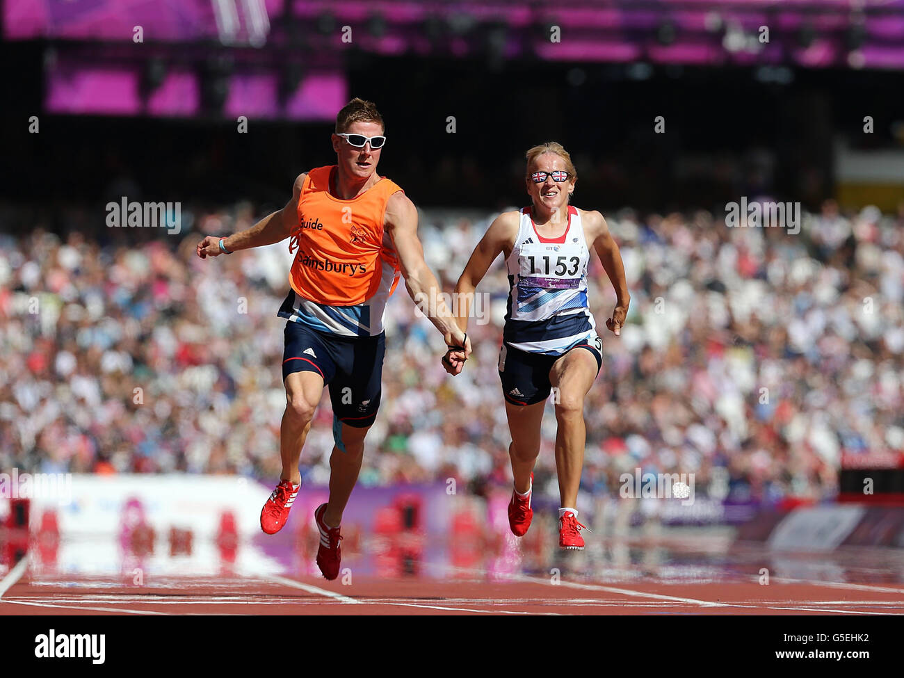 Giochi Paralimpici di Londra - 6° giorno. Tracey Hinton della Gran Bretagna (a destra) e la sua guida Steffan Hughes durante i 100m - T11 delle Donne si riscalda allo Stadio Olimpico di Londra. Foto Stock