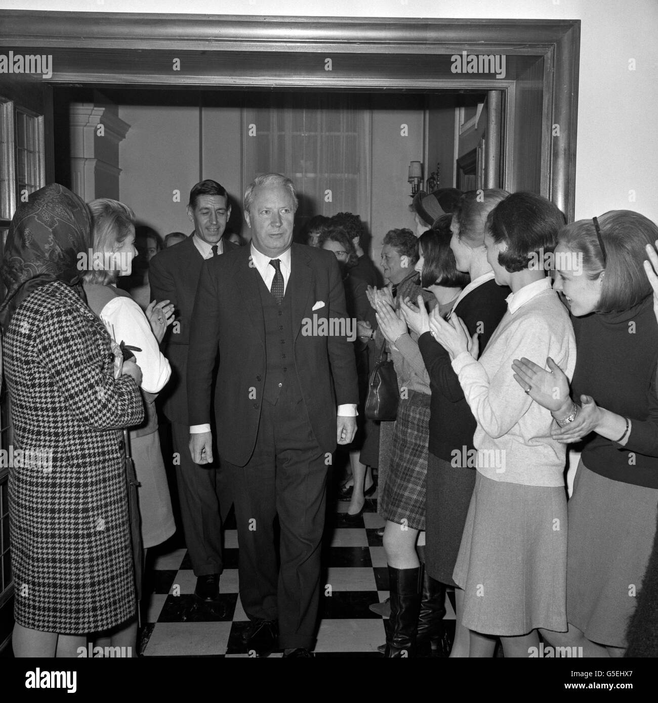 Edward Heath, leader dell'opposizione (conservatore), riceve felici applausi quando arriva con il presidente del partito Tory Edward Du Cann (dietro) presso l'ufficio centrale conservatore e unionista, Smith Square, Londra. Erano lì per annunciare che ci doveva essere un'elezione generale il 31 marzo di quell'anno. Foto Stock