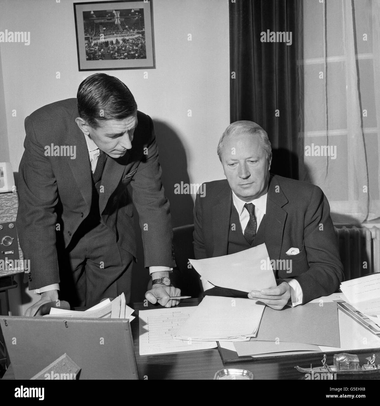Leader dell'opposizione, (conservatore), Edward Heath (r) e il presidente del partito conservatore Edward Du Cann (l) che controllano insieme i documenti presso l'Ufficio centrale del partito conservatore, Smith Square, Londra, dopo che era stato annunciato che ci sarebbe stata un'elezione generale il 31 marzo di quell'anno. Foto Stock