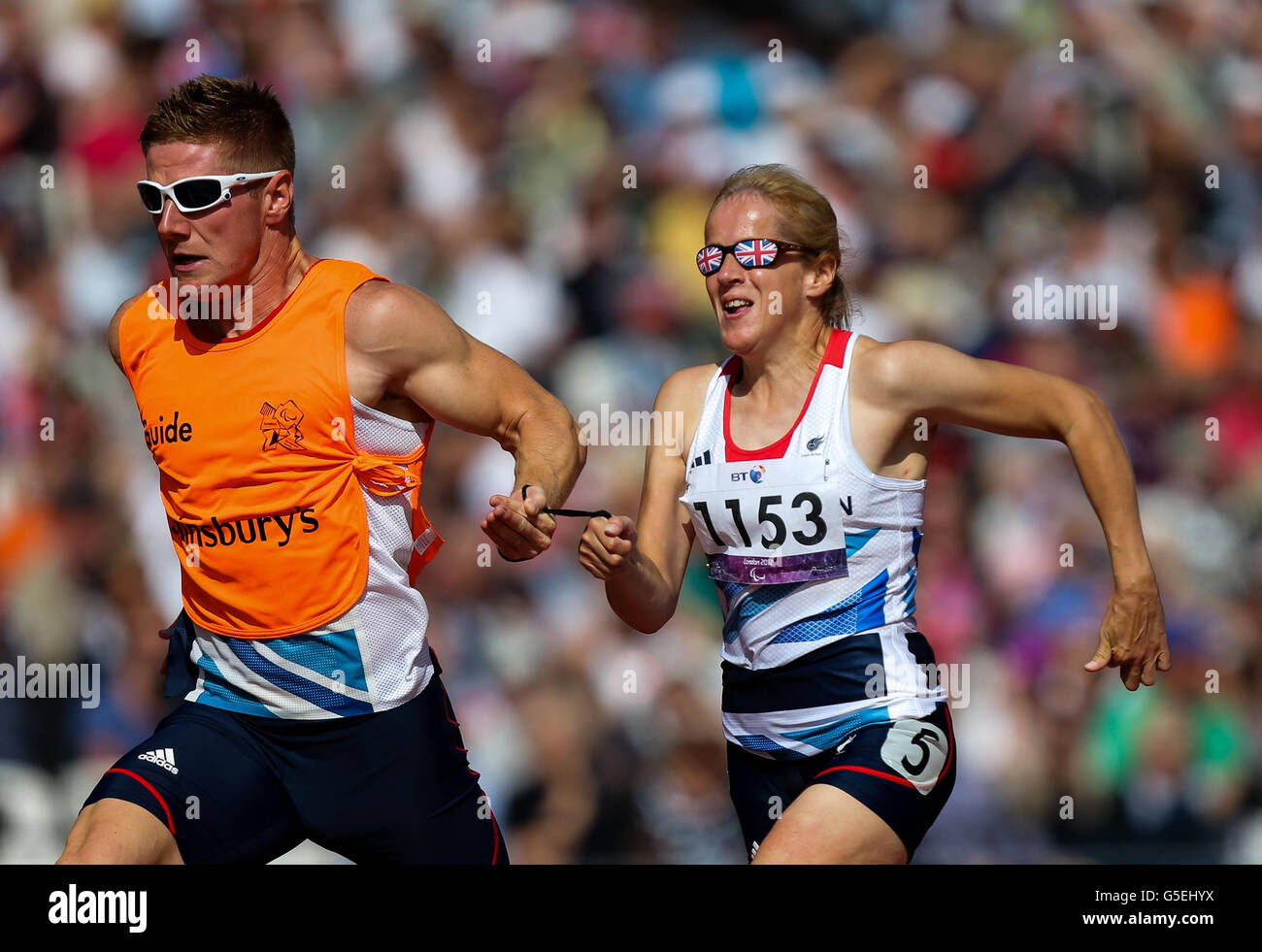 Tracey Hinton (a destra) della Gran Bretagna e la sua guida Steffan Hughes durante i 100m T11 round 1 femminile di calore allo stadio olimpico di Londra. Foto Stock