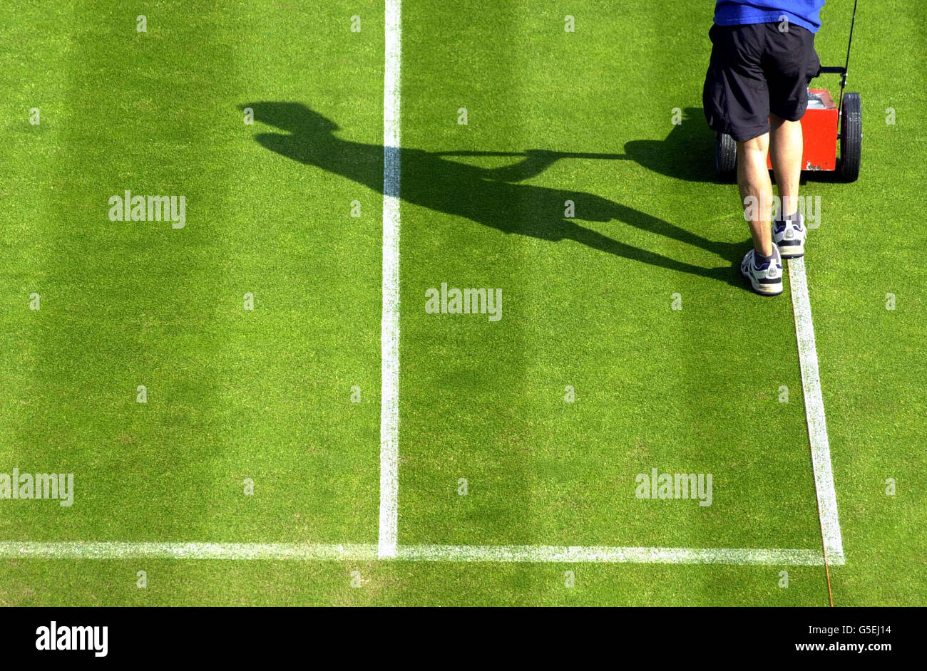 NESSUN USO COMMERCIALE : i tocchi finali vengono aggiunti ai campi esterni di Wimbledon, prima del gioco del giorno di apertura dei Campionati di tennis del prato a Wimbledon. Foto Stock