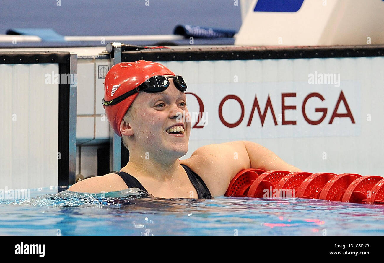 L'Eleanor Simmonds della Gran Bretagna festeggia dopo aver vinto la medaglia di bronzo nella finale femminile di 50m Freestyle - S6 presso l'Aquatics Center nel Parco Olimpico di Londra. Foto Stock