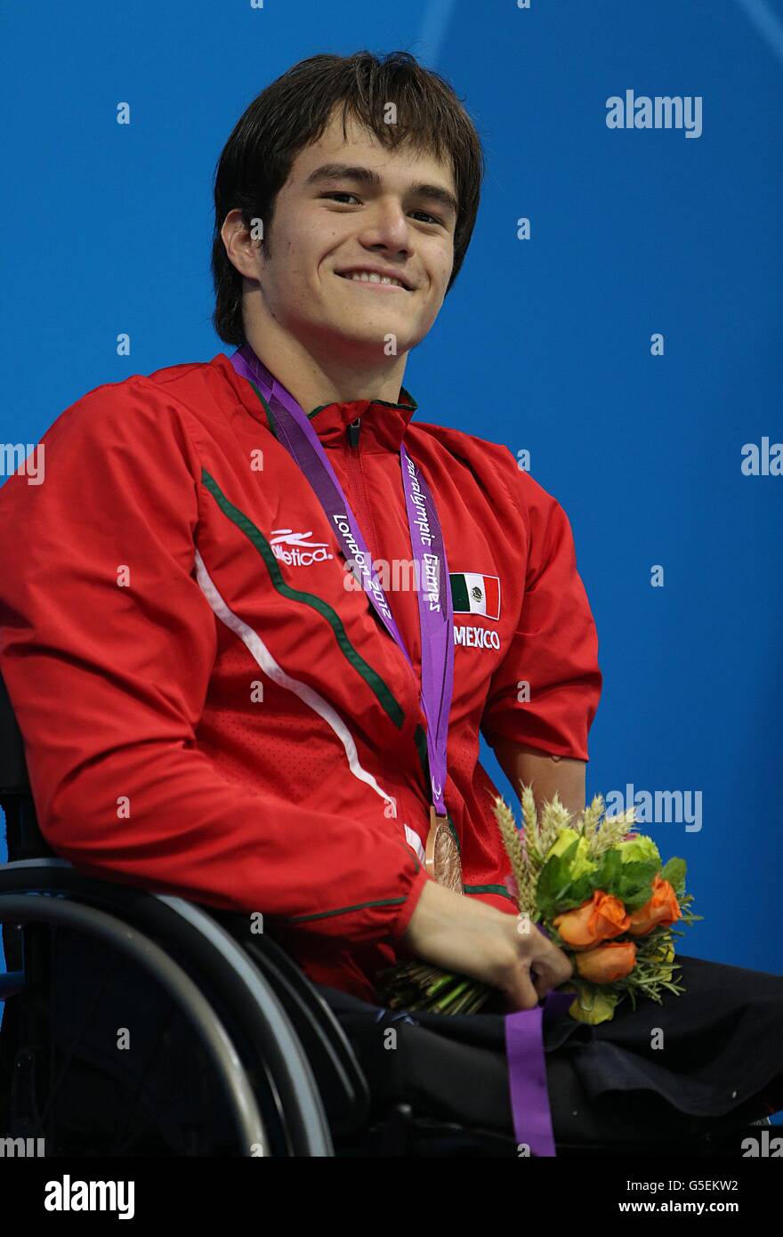 Giochi Paralimpici di Londra - giorno 8. Messico Gustavo Sanchez Martinez con la sua medaglia di bronzo per il backstoke - S4 da 50 m degli uomini Foto Stock